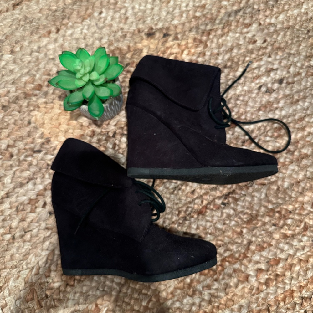 BLACK BOOT WEDGE HEELS